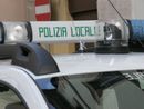 Oleggio, aggredisce l'ex fidanzato in strada: interviene la polizia locale