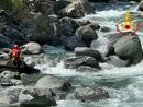 I vigili del fuoco impegnati nelle ricerche in Valtellina. Sotto: i soccorsi nella Bergamasca