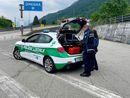Piemonte, 60enne guida mentre si beve una birra: patente ritirata