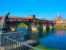 Giovane si tuffa a Pavia dal Ponte Coperto: la scena diventa virale sui social