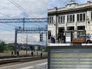 Si arrampica alla stazione e vuole parlare con il sindaco. Treni in tilt a Busto