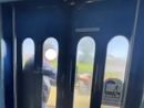 Aggrappato al treno in movimento per un selfie