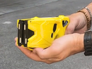 Vigevano: dà in escandescenza in corso Genova, intervengono gli agenti della Polizia e lo fermano con il taser