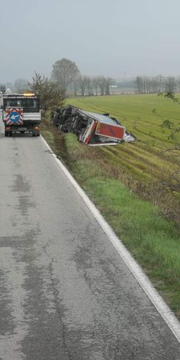 Lomello: si ribalta un camion sulla sp 193 bis, illeso l'autista Lomello: si ribalta un camion sulla sp 193 bis, illeso l'autista