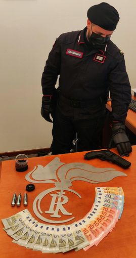 Casorate Primo: minacciano con una pistola a gas il titolare di una farmacia per farsi consegnare l'incasso, un arresto e una denuncia Casorate Primo: minacciano con una pistola a gas il titolare di una farmacia per farsi consegnare l'incasso, un arresto e una denuncia