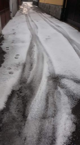 - (FOTONOTIZIA) - Violenta grandinata notturna tra Vigevano e Abbiategrasso, mattinata da incubo per i pendolari della Milano-Mortara