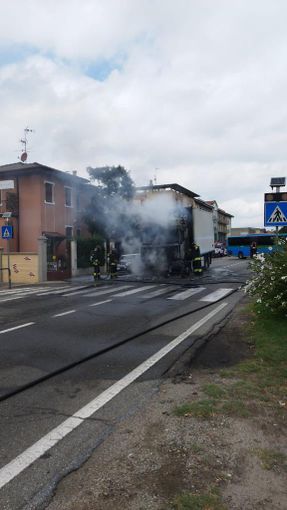 Pavia: camion frigo divorato dalle fiamme in viale Brambilla Pavia: camion frigo divorato dalle fiamme in viale Brambilla