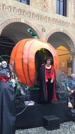 - (FOTOGALLERY) - Vigevano, tutti in costume per Halloween. Bambini ed adulti in piazza Ducale