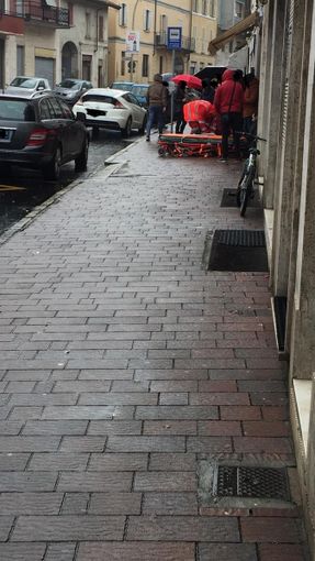 (Foto) Gli operatori del 118 durante i soccorsi in corso Novara (Foto) Gli operatori del 118 durante i soccorsi in corso Novara