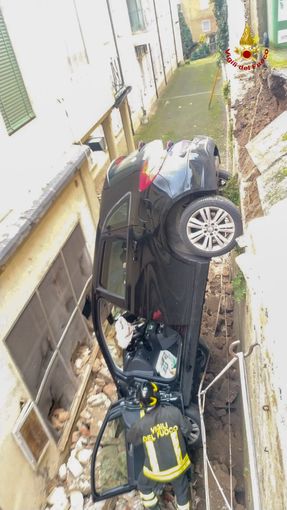 Pavia: tenta di uscire dal parcheggio con l'auto, ma sfonda il muretto e precipita per circa 4 metri in un fossato della clinica Morelli