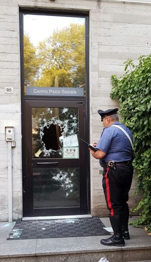 Pavia, colpisce a martellate la porta dell'Asl insoddisfatto dalle cure ricevute