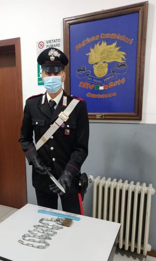 Garlasco: chiude in casa il vicino con catena e lucchetto e poi minaccia i carabinieri con un coltello, in manette un 36enne