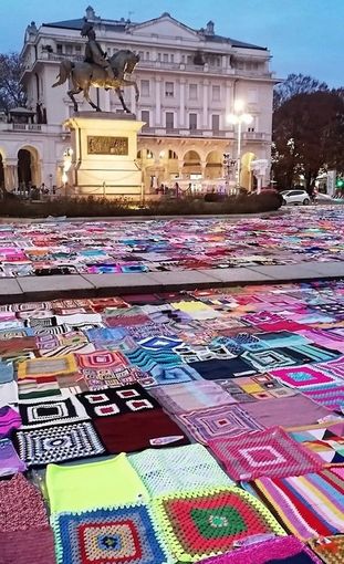 (FOTO) Novara: piazza Martiri tappezzata di coperte colorate per la lotta contro la violenza sulle donne (FOTO) Novara: piazza Martiri tappezzata di coperte colorate per la lotta contro la violenza sulle donne