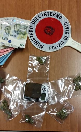 Pavia: market della droga in condominio, in manette un pusher 31enne Pavia: market della droga in condominio, in manette un pusher 31enne