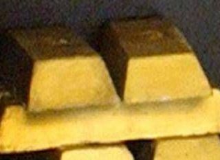 Butta 20 lingotti d'oro del valore di 120 mila euro nel cassonetto dei rifiuti: il lieto fine