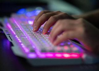 Copyright su immagine e voce per tutti, l'idea della Danimarca contro i deepfake IA