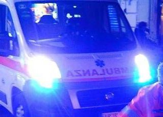 Attraversa carreggiata sulla provinciale, 27enne travolto e ucciso da camion