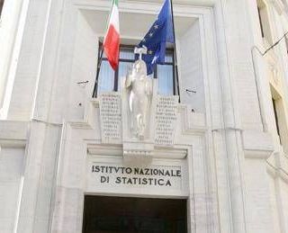 Istat, la stima: scende fiducia dei consumatori, sale quella delle imprese