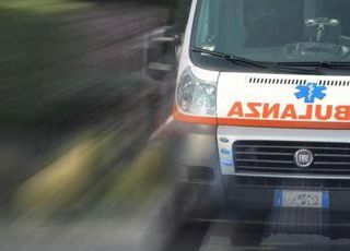 A 94 anni da 60 ore su barella nel Salernitano, ambulanza bloccata