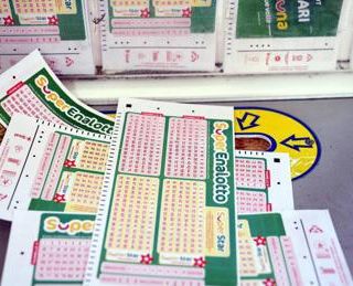 Superenalotto, numeri combinazione vincente oggi 18 gennaio