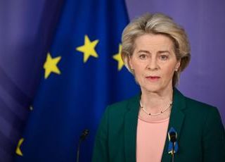 Von der Leyen malata, ha &quot;grave polmonite&quot;: viaggi cancellati