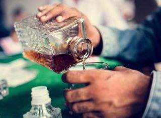 'Chi beve alcolici rischia cancro', sanità Usa chiede etichette su bottiglie