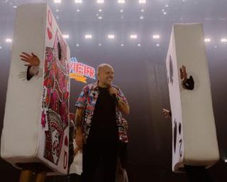 Max Pezzali, il concerto al Forum di Assago per sfogliare l'album dei ricordi