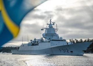 Ucraina, aerei e droni navali contro 'flotta ombra' russa nel Baltico: al via missione Nato