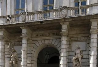 Torino, consigliere comunale a colleghe: &quot;Tornate a fare le casalinghe&quot;