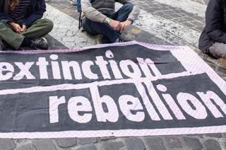 Brescia, Extinction Rebellion denuncia: &quot;Attiviste costrette a spogliarsi e fare squat in questura&quot;