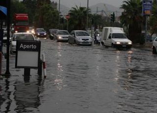 Maltempo, allerta rossa in gran parte della Sicilia: scuole chiuse e disagi