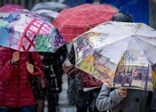 Due cicloni sull’Italia portano nubifragi, vento e mareggiate: ecco dove