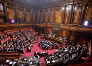 Troppe code alla buvette e al ristorante, Senatori fanno scattare i controlli