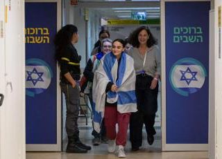 Israele, &quot;più felice che mai insieme ai miei cari&quot;: post dell'ex ostaggio Emily