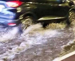 Maltempo a Genova: tromba d'aria, crolla muraglione, esonda rio Fegino