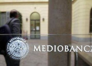 Mediobanca, agli azionisti 4,9 miliardi in tre anni