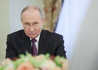 Ucraina, Putin elogia Trump: &quot;È coraggioso, cerca davvero di risolvere il conflitto con Kiev&quot;