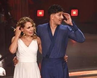 Barbara D'Urso, infortunio a poche ore dalla diretta di Ballando: "Sono preoccupata..."