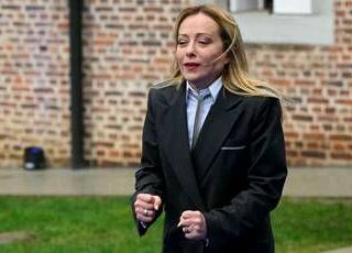 Meloni e i venti del Limburgo: "Sto congelando"