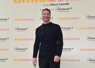 Raoul Bova in 'Amici comuni': "Il telefono è il terzo incomodo in una coppia"