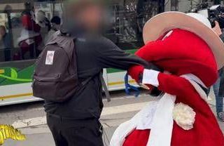 Gabibbo malmenato a Milano, spintoni al celebre pupazzo di Striscia