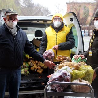 Covid, raccolti 4 quintali di cibo  con la “spesa sospesa” ai mercati Coldiretti