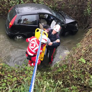 Marzano: finisce con l'auto in un canale pieno d'acqua, in gravi condizioni una 54 enne