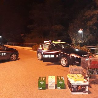 Vigevano: tentano di rubare generi alimentari all'Esselunga, arrestato un 19 enne