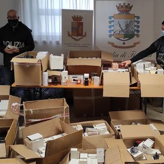 Profumi taroccati per centomila euro: maxisequestro messo a segno da Fiamme Gialle e Polizia