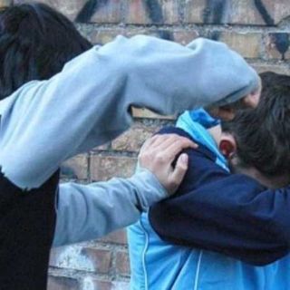 Abbiategrasso, le minacce terribili della baby gang: “Dammi i soldi se no ti accoltello” e “Facevi il Totò Riina a scuola, tira fuori i c. adesso!”