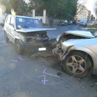 Robecco sul Naviglio: automobilista accecato dal sole invade la corsia