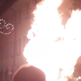 (FOTOGALLERY) Vigevano, un successo di pubblico per il tradizionale rogo del Diavolo di San Bernardo