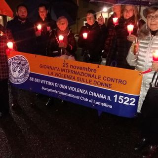 - (FOTOGALLERY) - Vigevano, la Fiaccolata contro la violenza sulle Donne sotto la pioggia