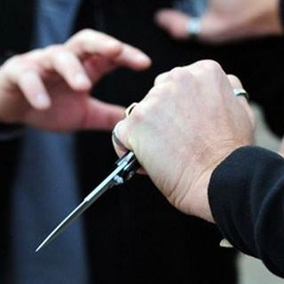 Nerviano, donna 63enne accoltella il marito